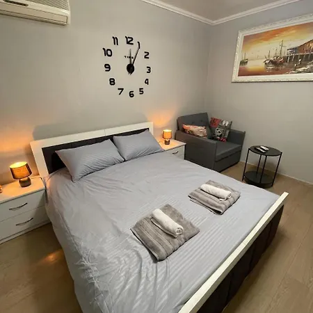 Eness アパート ティラナ